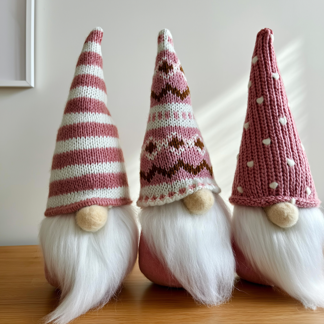 Trio de gnomos de pelúcia rosa para pendurar na árvore de Natal — foto de ambiente 3