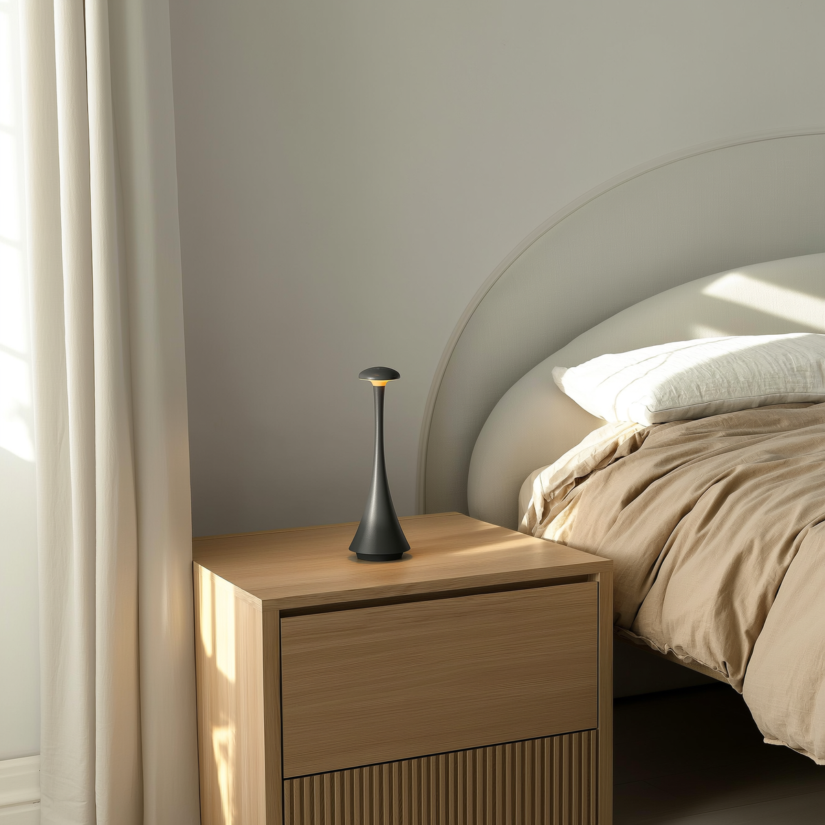 Abajur de mesa recarregável cinza na mesa de cabeceira de um quarto com roupa de cama de linho — foto de ambiente 3