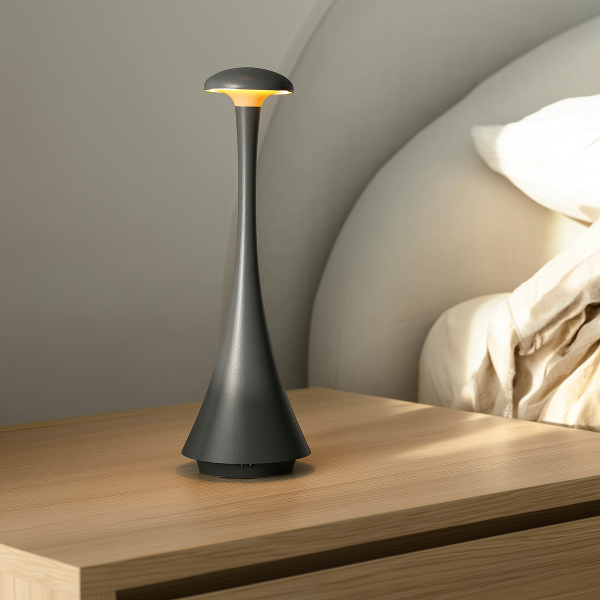 Abajur de mesa recarregável cinza na mesa de cabeceira de um quarto com roupa de cama de linho — foto de ambiente 4