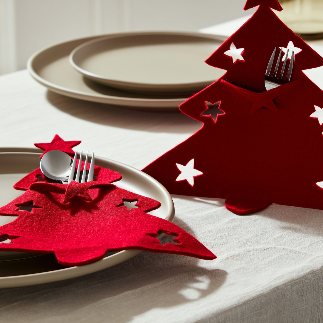 Porta talheres de Natal em formato de árvore vermelha nas 4 peças da mesa da ceia — foto de ambiente 1