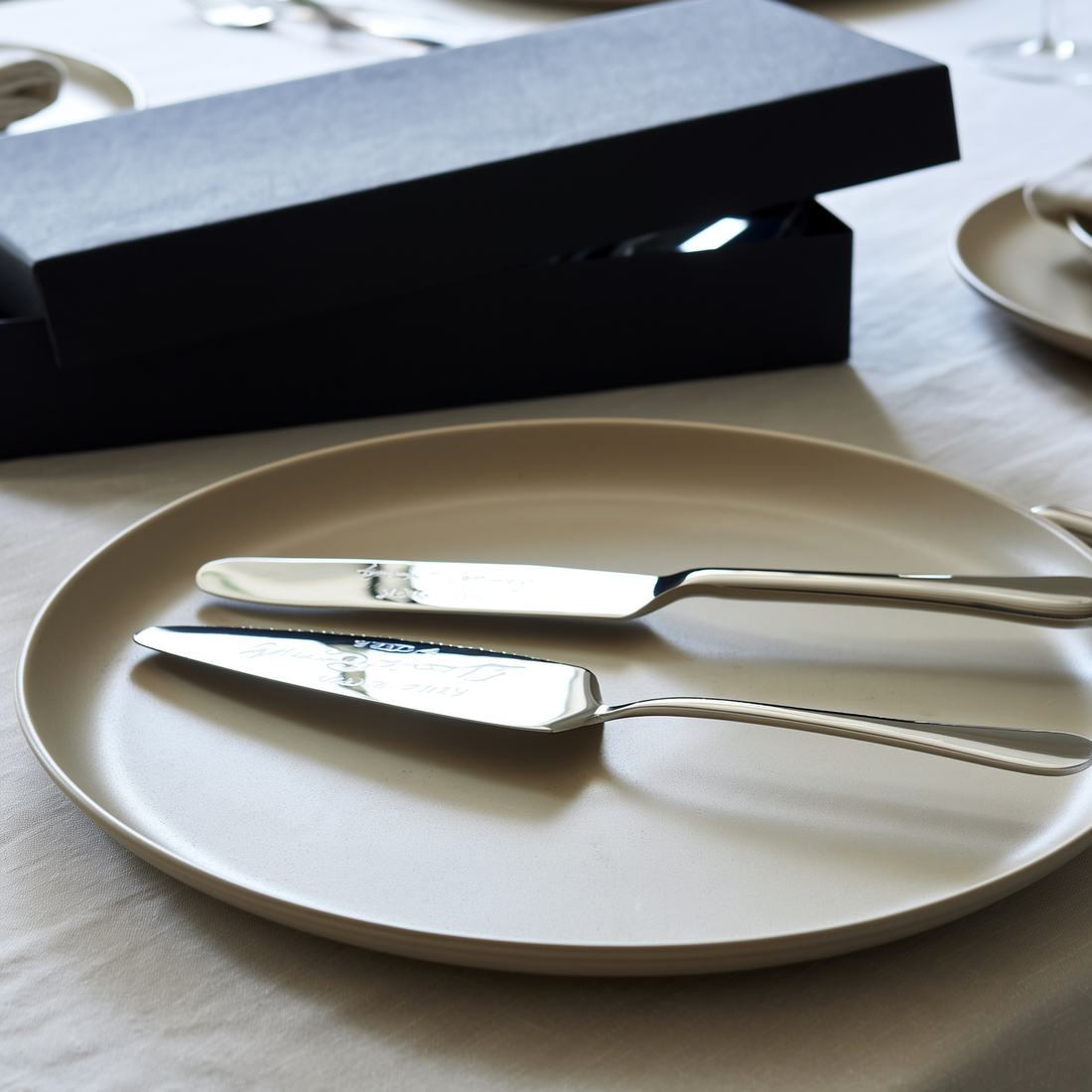 Espátula para bolo e faca em inox com caixa de presente na mesa posta — foto de ambiente 2