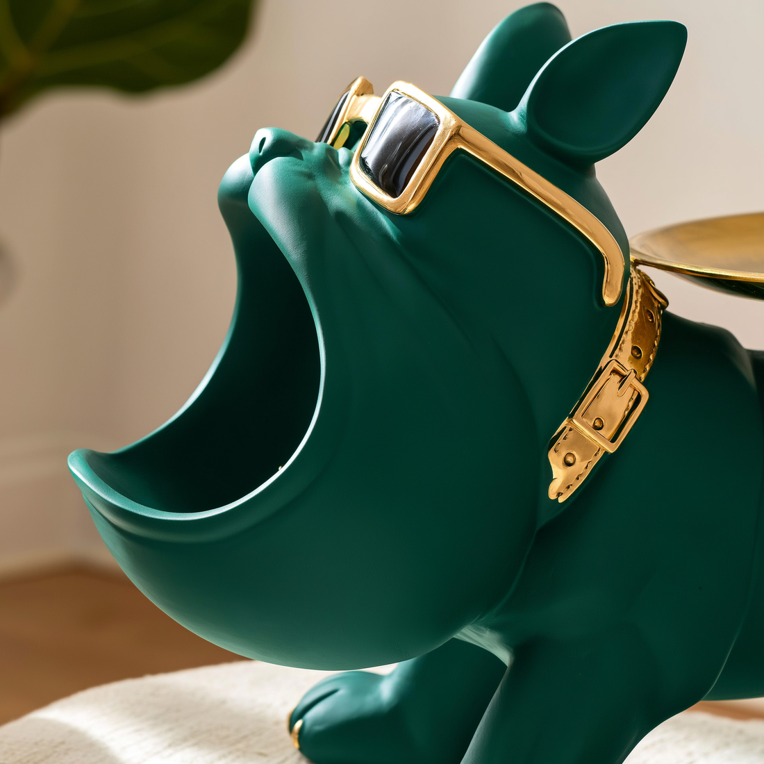 Escultura de bulldog em resina verde com bandeja dourada em sala de estar com sofá de linho e madeira clara — foto de ambiente 4
