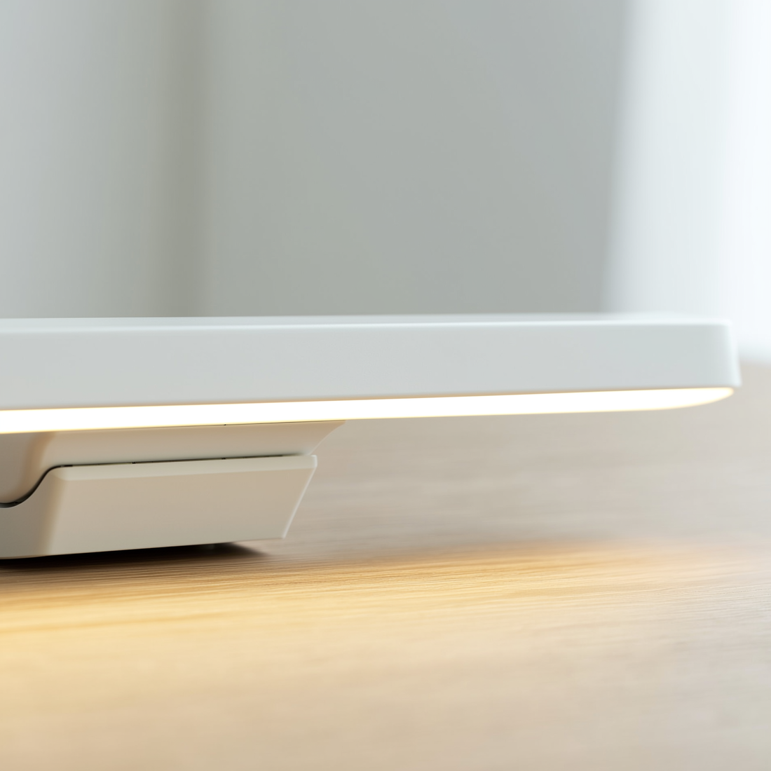 Luminária de mesa USB magnética branca acesa fixada na parede do escritório — foto de ambiente 3
