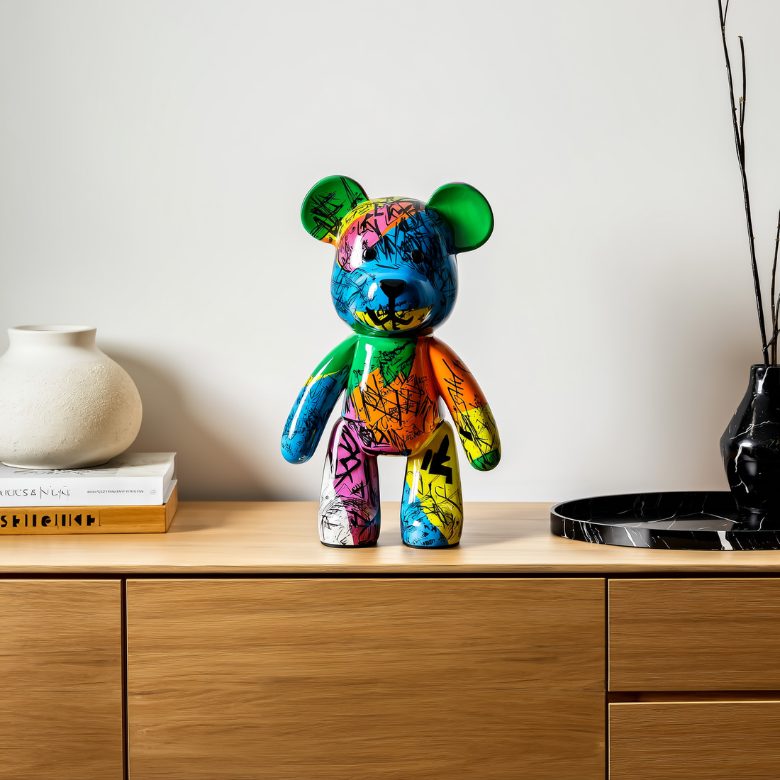 Escultura de urso em resina com pintura grafite colorida sobre aparador de madeira — foto de ambiente 3
