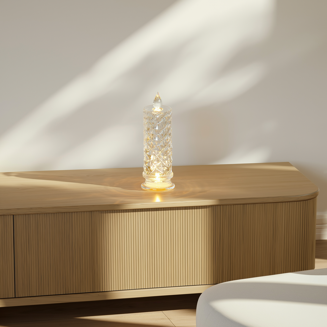 Vela de LED sem chama com corpo de cristal acesa sobre a mesa — foto de ambiente 2