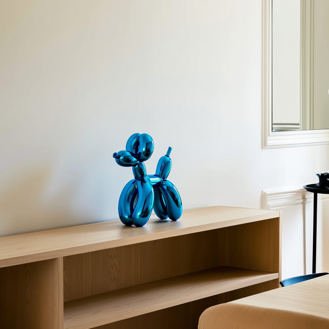 Estatueta de cachorro balão azul em resina polida sobre a mesa — foto de ambiente 2