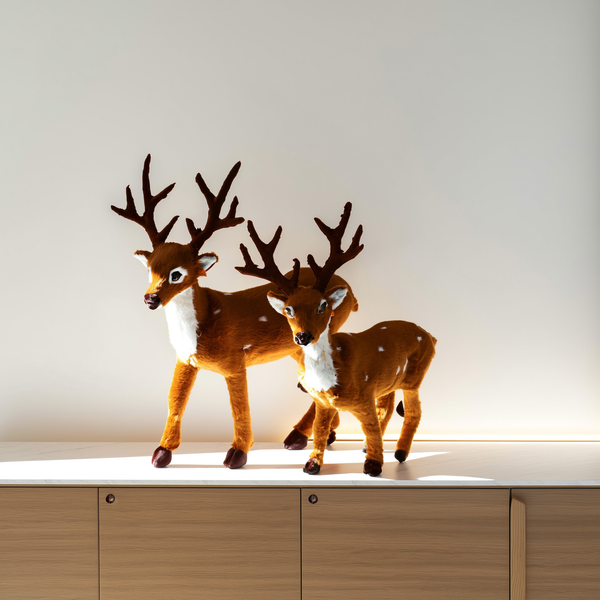 Renas de pelúcia de Natal em dois tamanhos sobre aparador claro — foto de ambiente 2