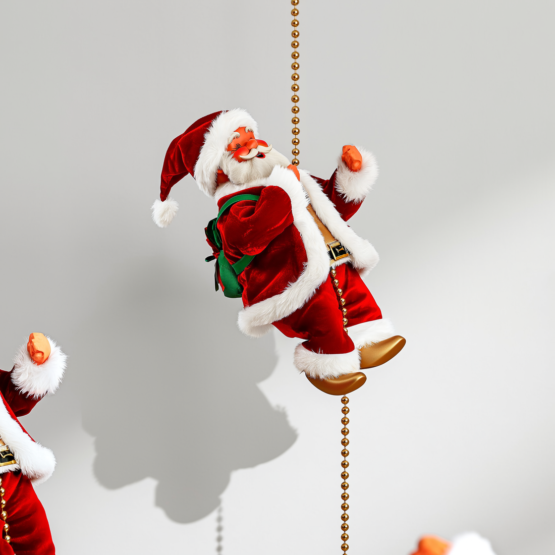 Papai Noel musical subindo a corrente dourada de contas — foto de ambiente 3