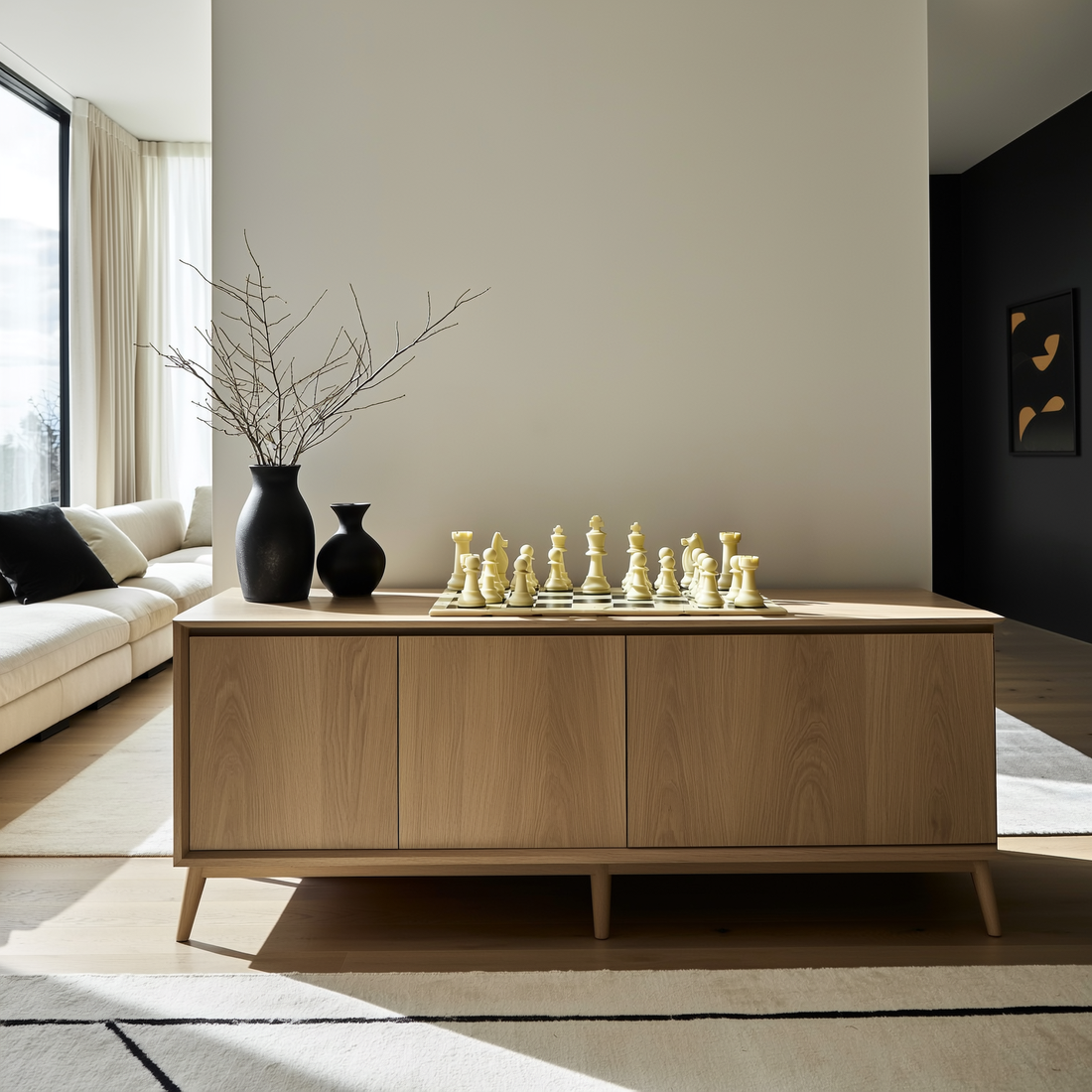 Conjunto de peças de xadrez decorativas creme sobre tabuleiro no aparador — foto de ambiente 1