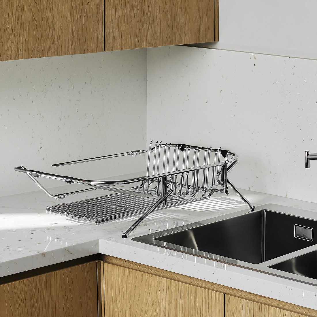 Escorredor de louça extensível de aço inox sobre a pia da cozinha — foto de ambiente 1