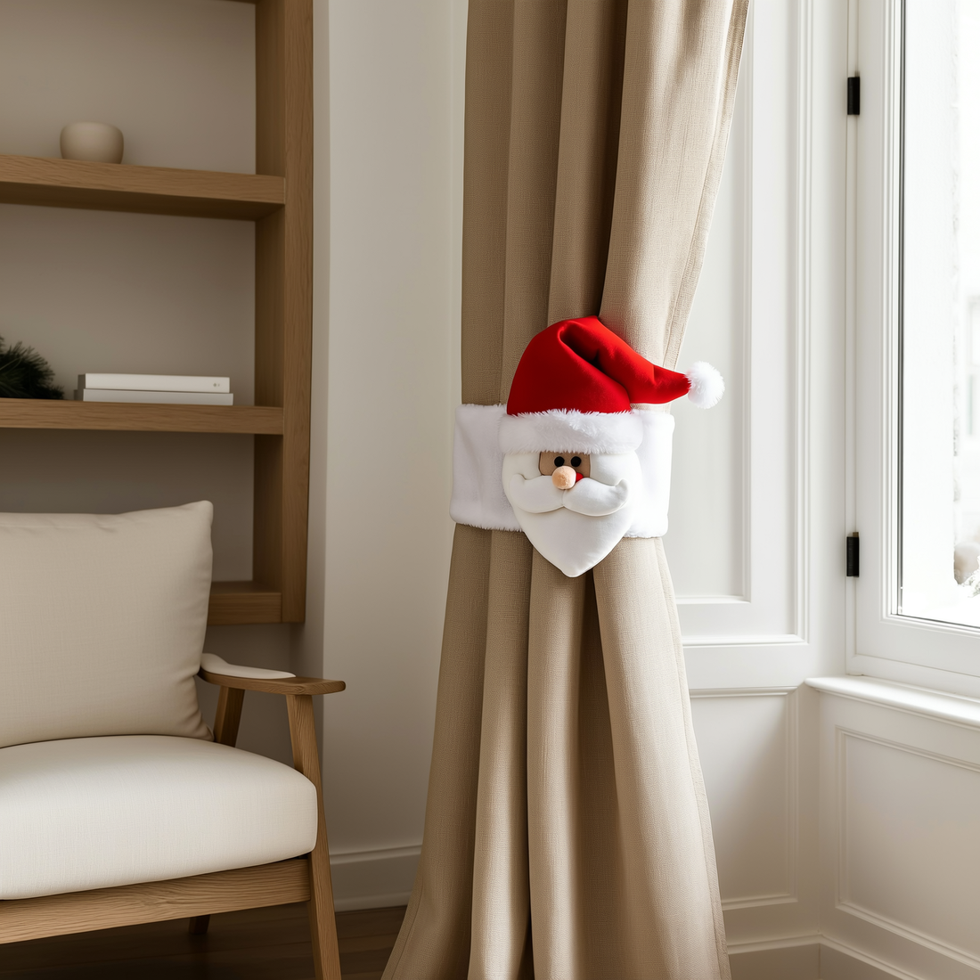 Prendedor de cortina de Papai Noel segurando cortina bege na sala — foto de ambiente 1