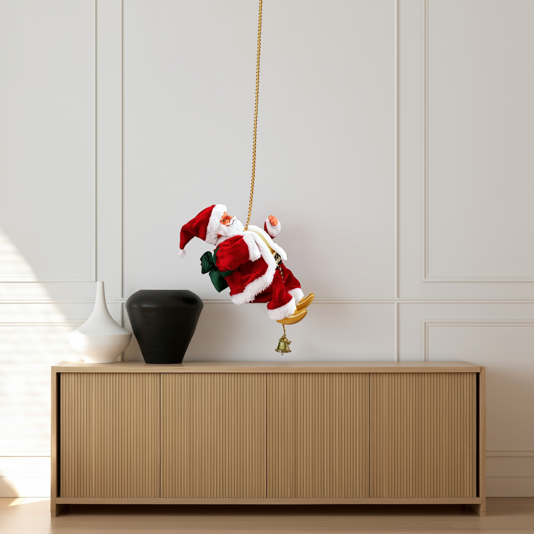 Papai Noel musical de pelúcia subindo a corda dourada com sino — foto de ambiente 2