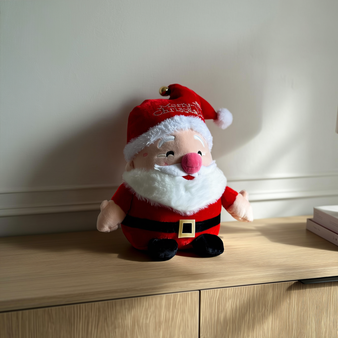 Boneco de Papai Noel de pelúcia sentado sobre aparador de madeira — foto de ambiente 1