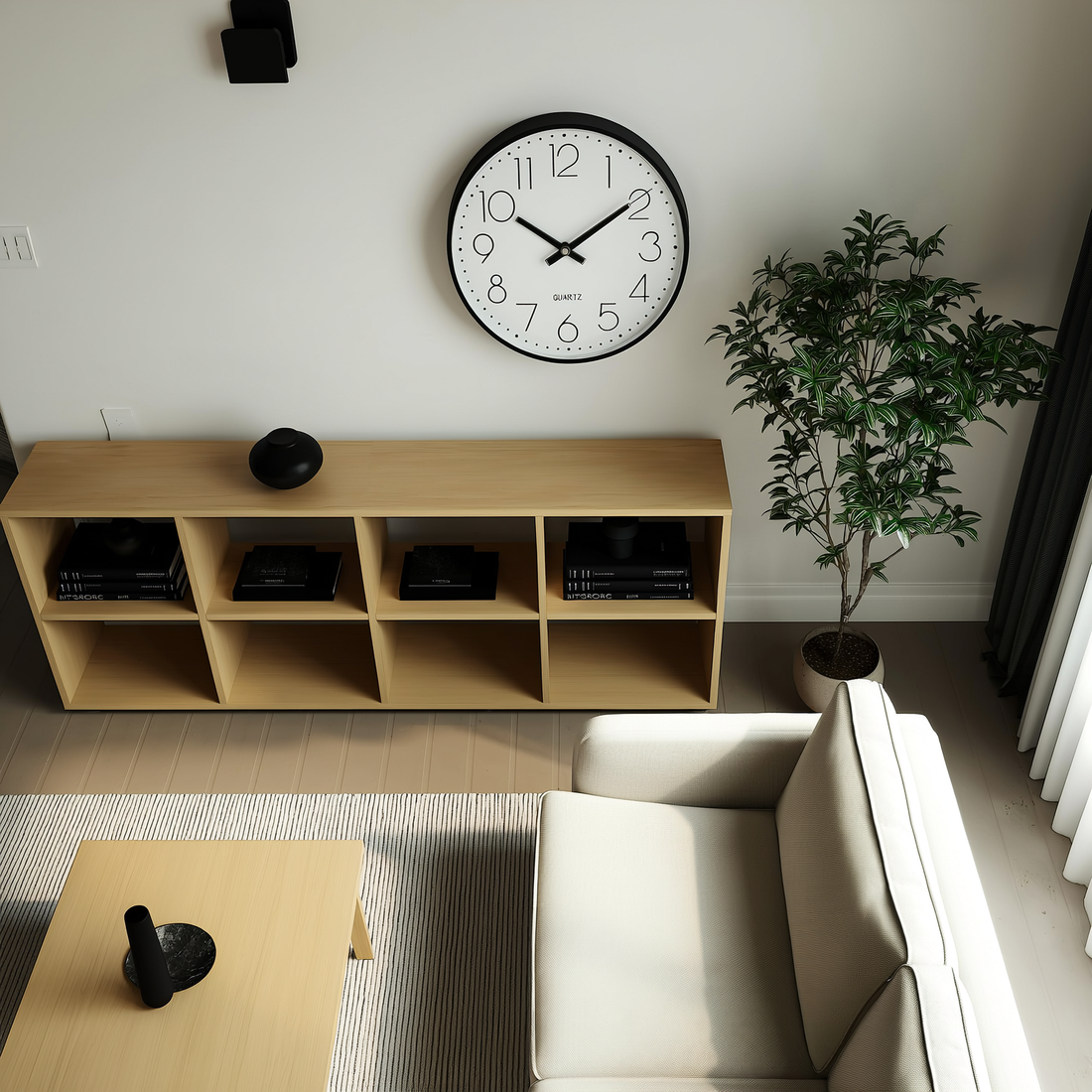Relógio de parede redondo minimalista preto e branco na parede de uma sala de estar com sofá bege — foto de ambiente 4