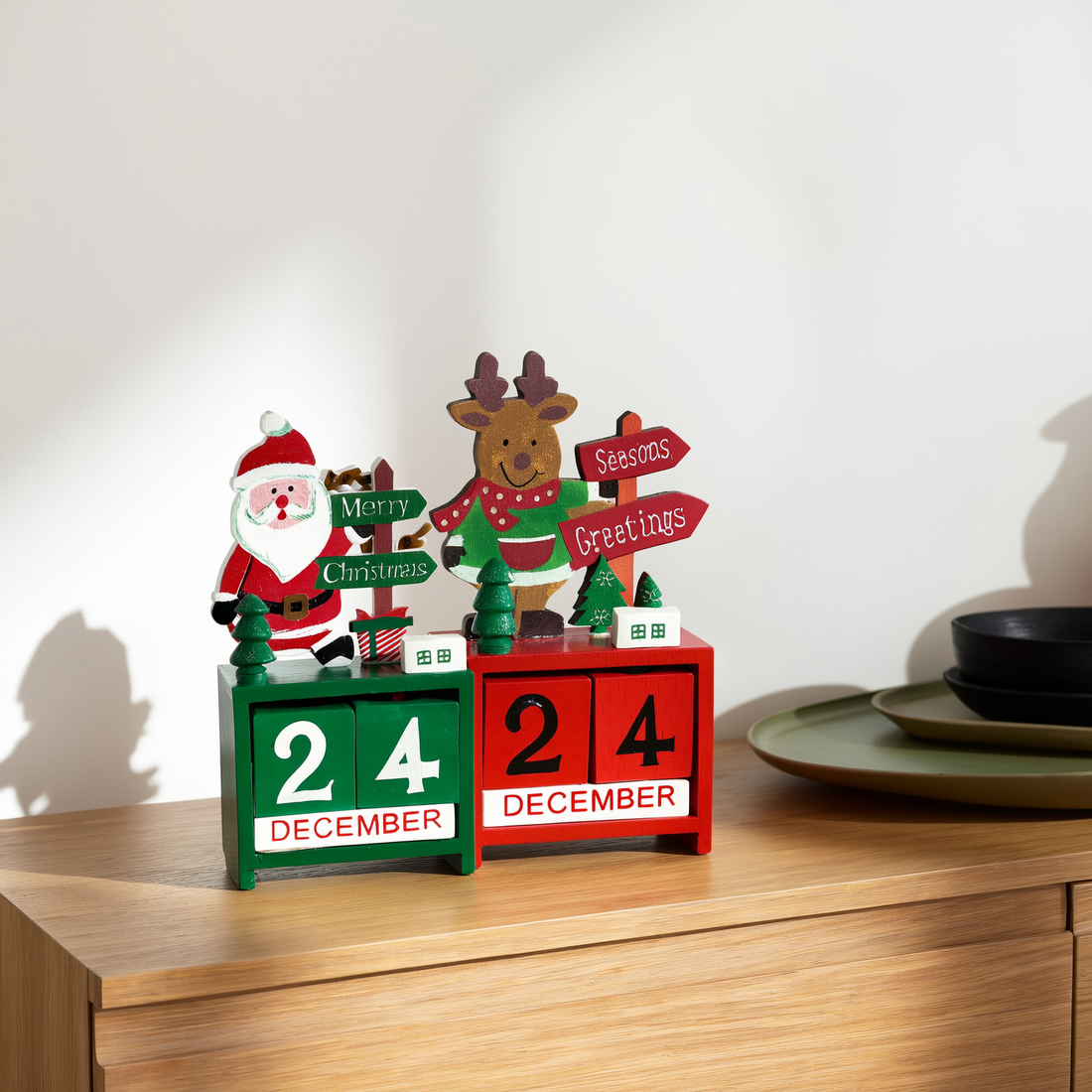 Calendário de advento de madeira com Papai Noel e rena sobre aparador — foto de ambiente 3
