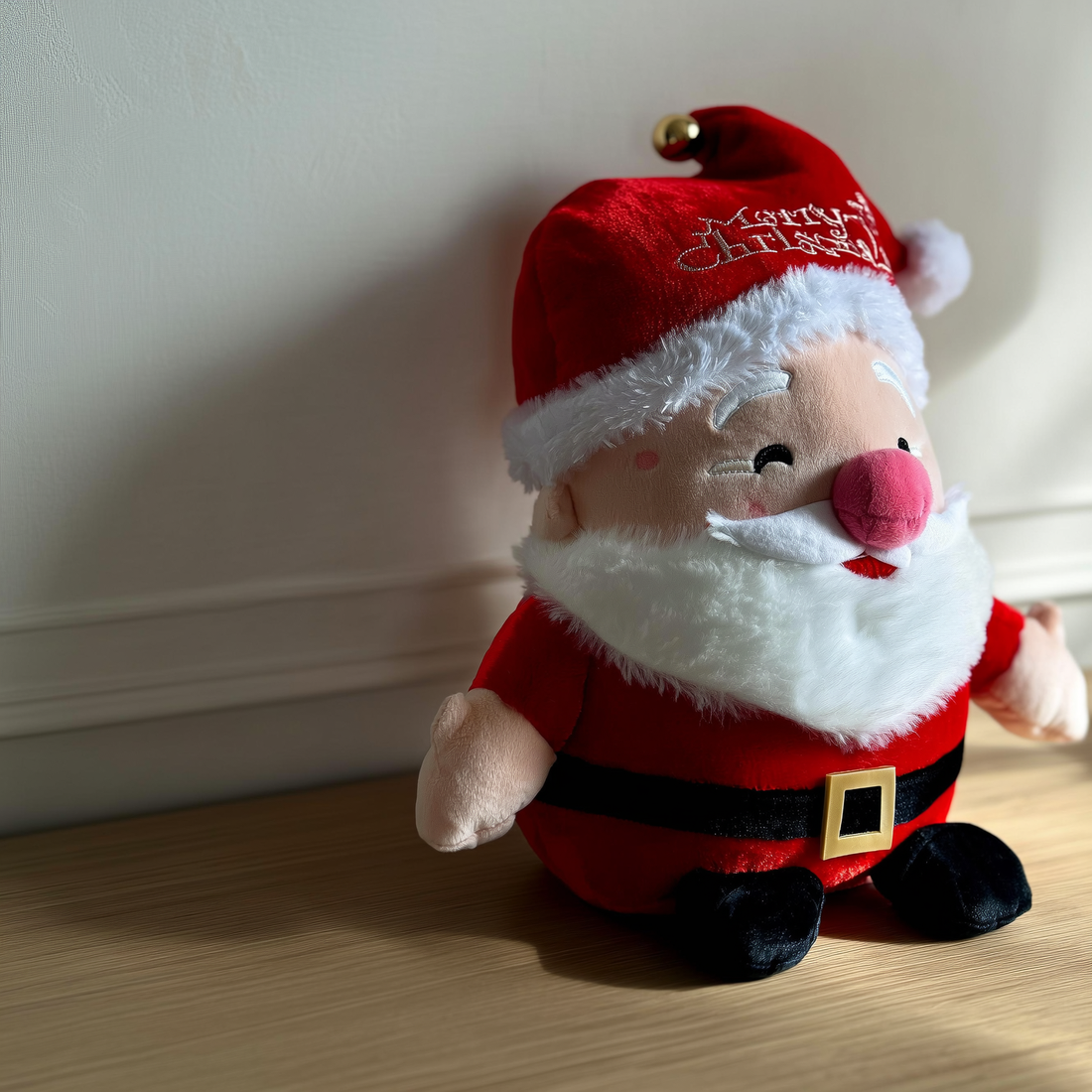 Boneco de Papai Noel de pelúcia sentado sobre aparador de madeira — foto de ambiente 3