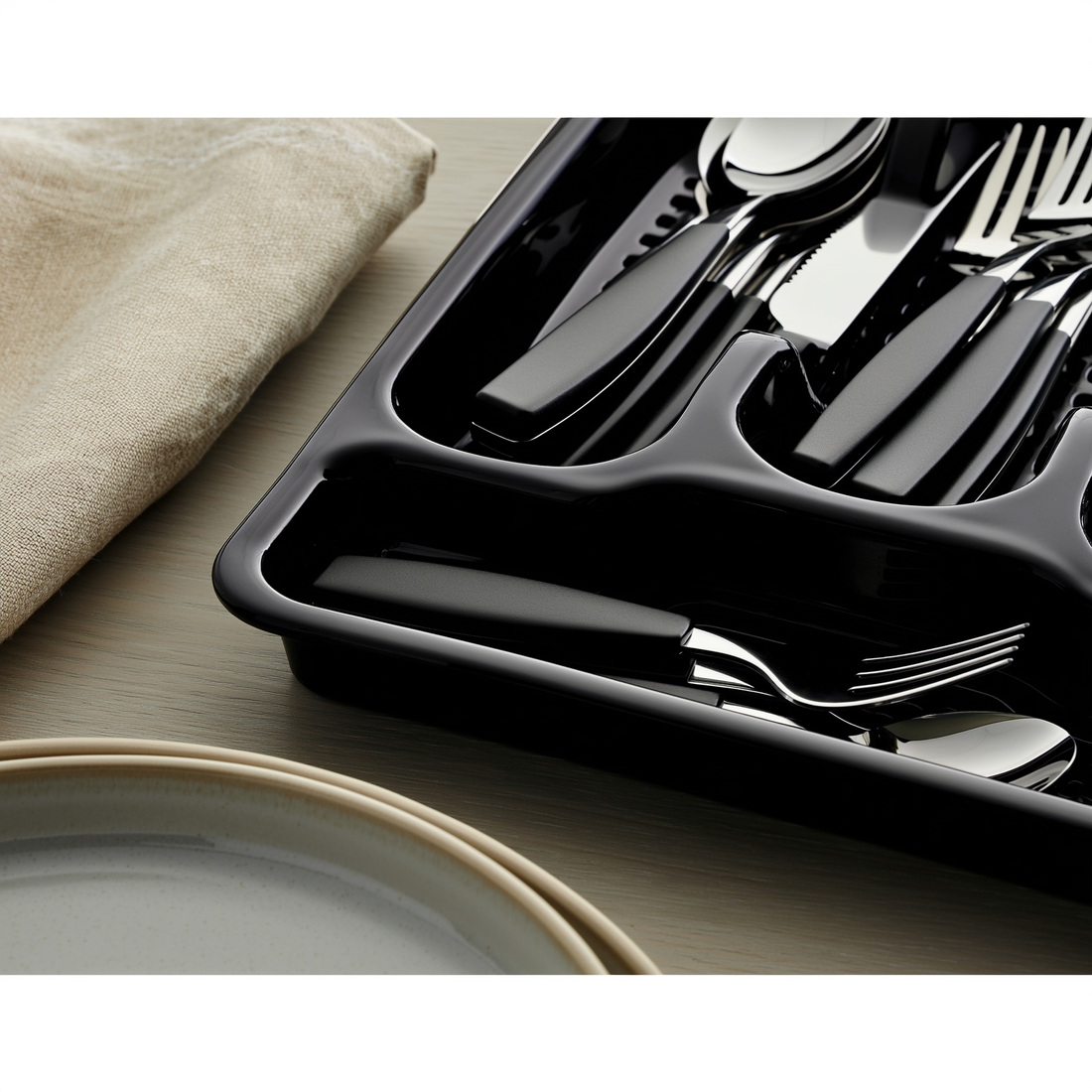 Kit de talheres inox com porta-talheres de gaveta preto e pratos ao lado — foto de ambiente 2