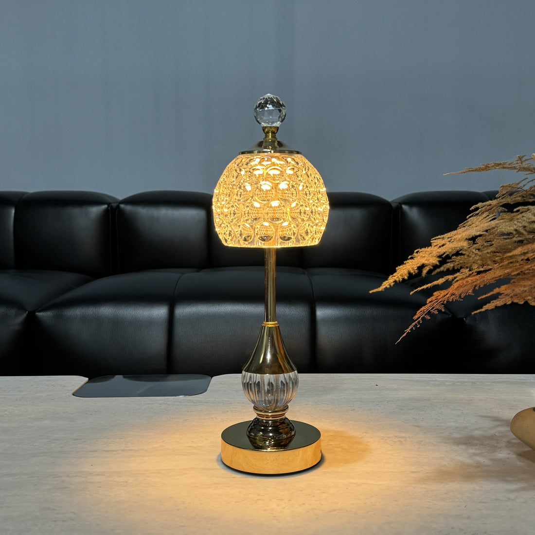 Abajur de mesa com cúpula facetada e base de metal, foto 5 da galeria