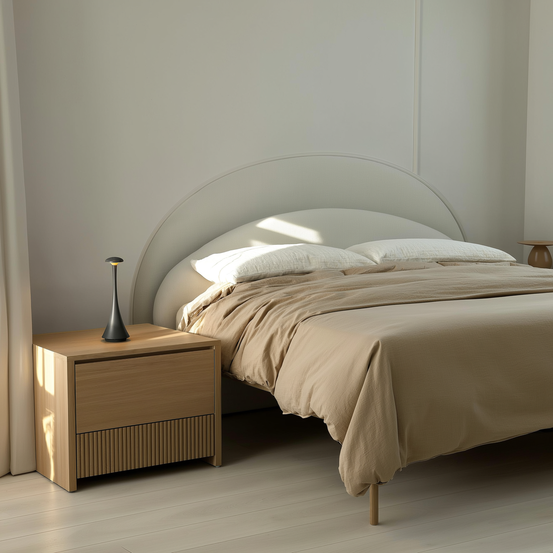 Abajur de mesa recarregável cinza na mesa de cabeceira de um quarto com roupa de cama de linho — foto de ambiente 2