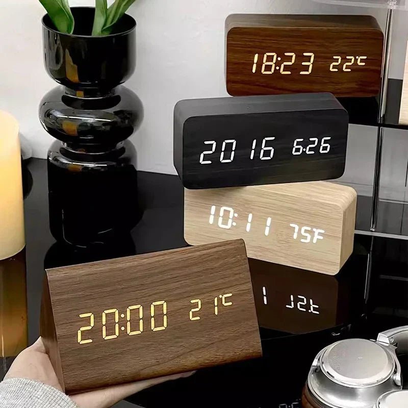 Relógio despertador digital em bloco de madeira com visor de LED aceso