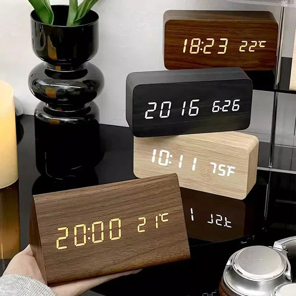 Relógio despertador digital em bloco de madeira com visor de LED aceso