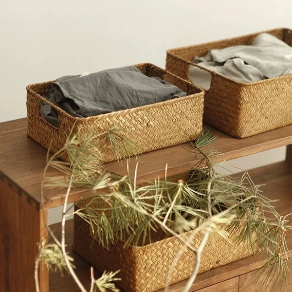 Cesta de vime decorativa trançada em fibra natural com pães sobre a mesa
