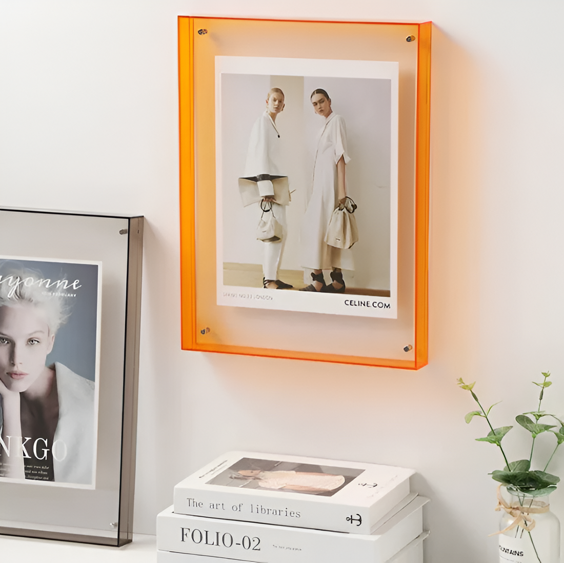 Porta-retrato de mesa minimalista com foto ao centro e efeito de imagem flutuante