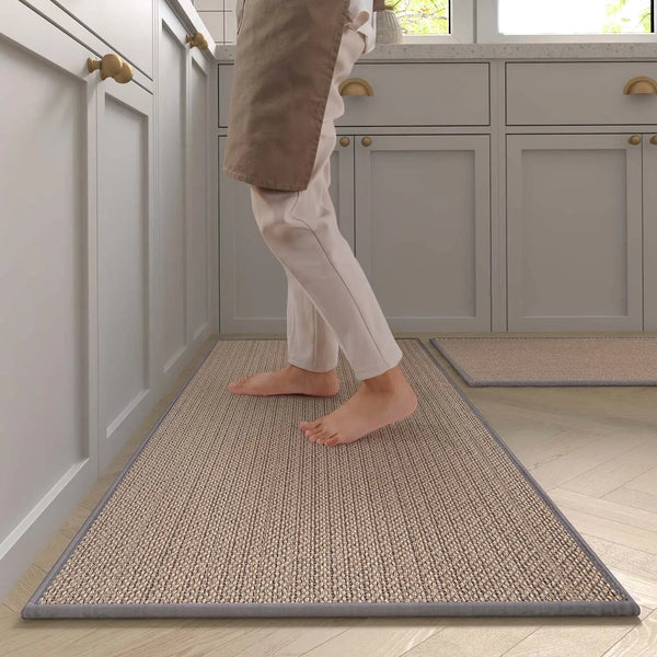 Tapete cinza com trama de sisal sintético no piso da cozinha