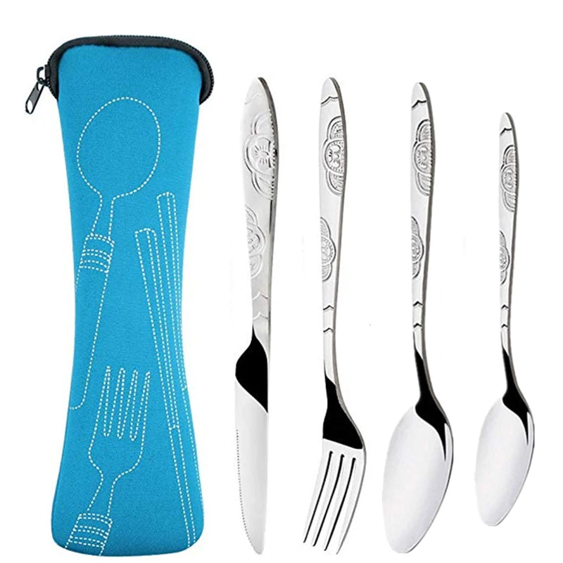 Kit de talheres portátil de inox ao lado do estojo de tecido aberto