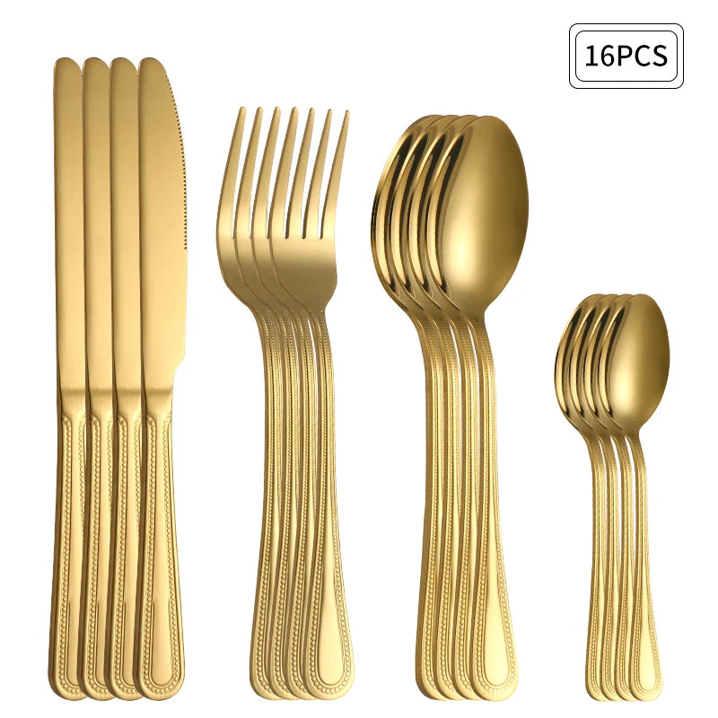 Jogo de talheres dourado de 16 peças em aço inox disposto sobre a mesa