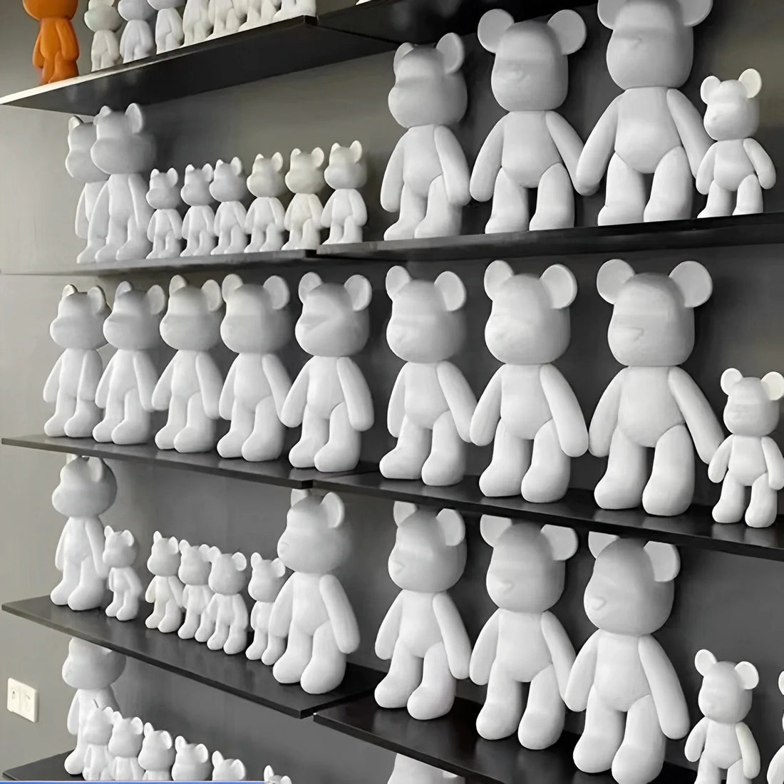 Escultura de urso em resina de 23 cm com pintura colorida sobre uma estante