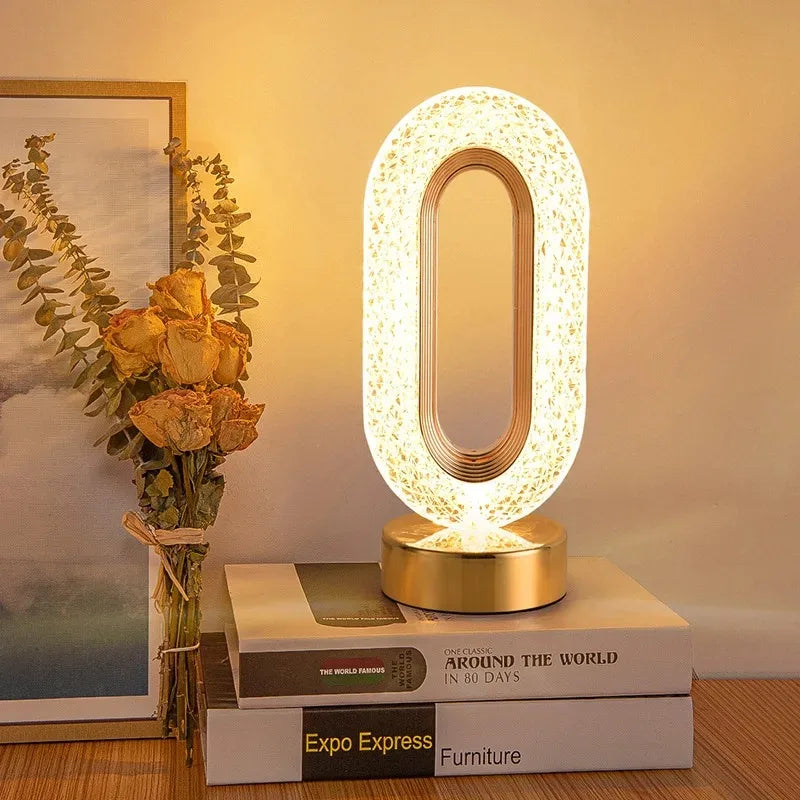 Luminária LED decorativa acesa, com gravação tridimensional visível no interior