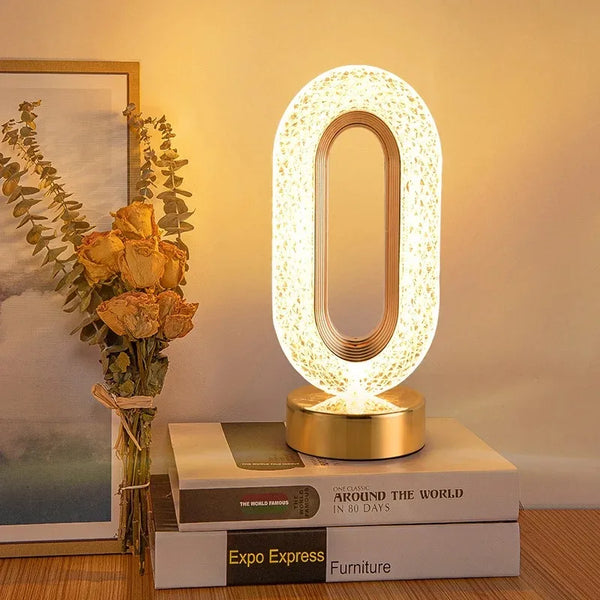 Luminária LED decorativa acesa, com gravação tridimensional visível no interior