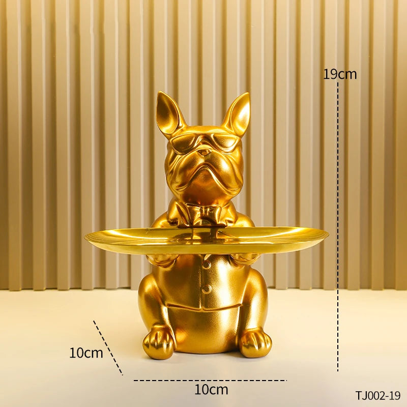 Escultura de bulldog decorativo com bandeja sobre a estante da sala