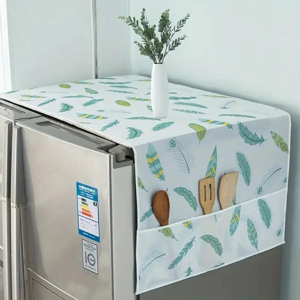 Capa de tecido estampada cobrindo o topo de uma geladeira na cozinha