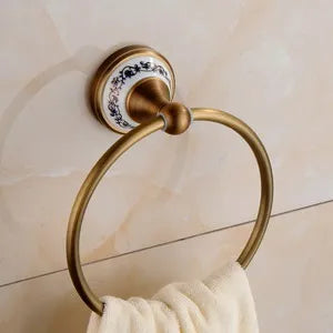 Porta toalha de argola em latão bronze com porcelana na parede do lavabo