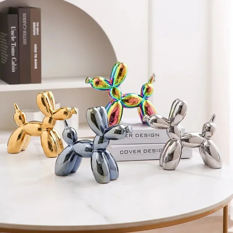 Escultura de cachorro estilo balão em cerâmica esmaltada apoiada em prateleira clara