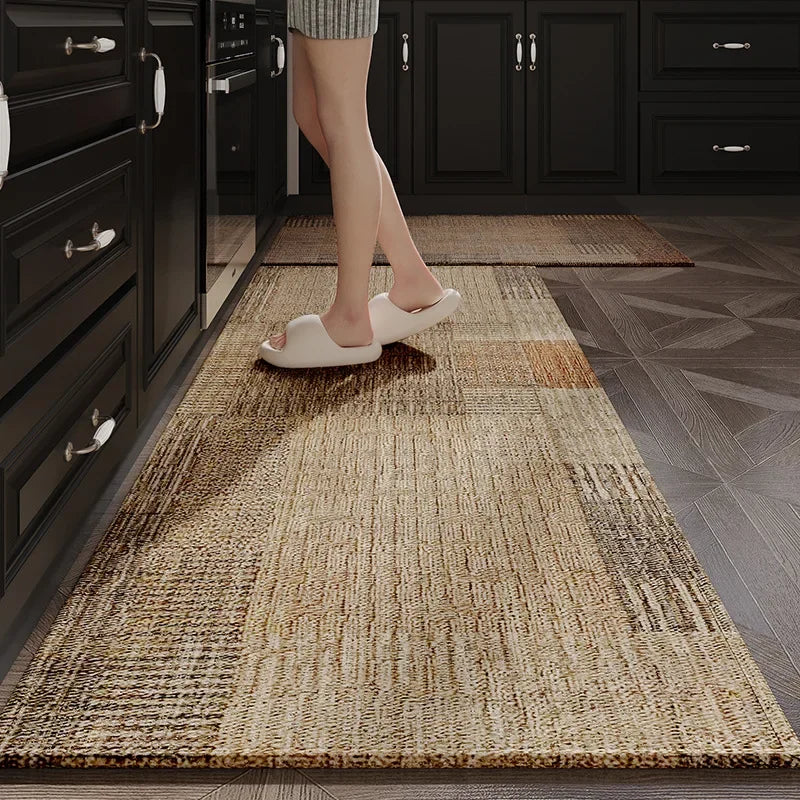 Tapete de cozinha estampado estendido no piso em frente à pia