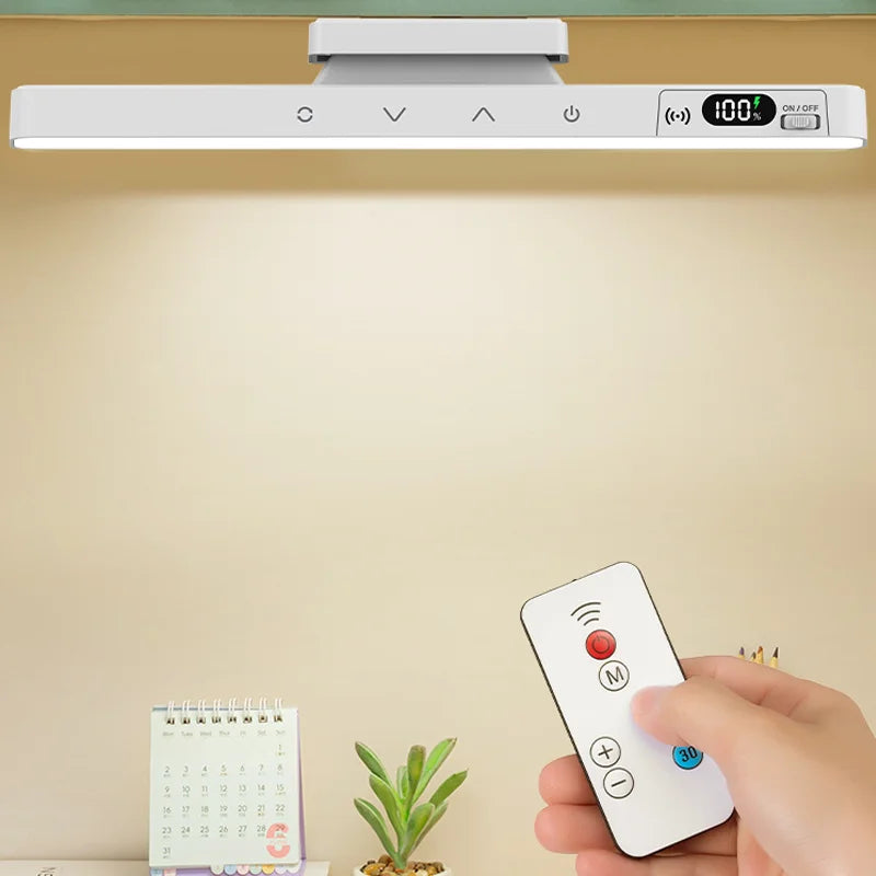 Luminária de mesa touch magnética acesa sobre a escrivaninha
