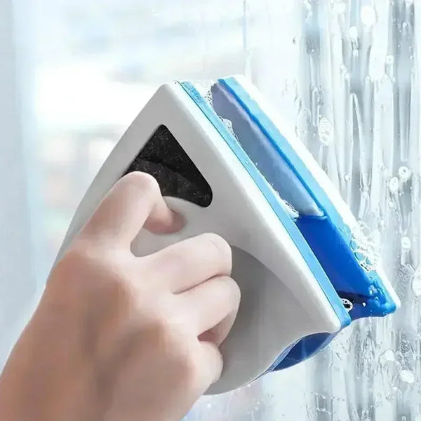 Limpador de vidro magnético azul de dupla face aplicado numa janela