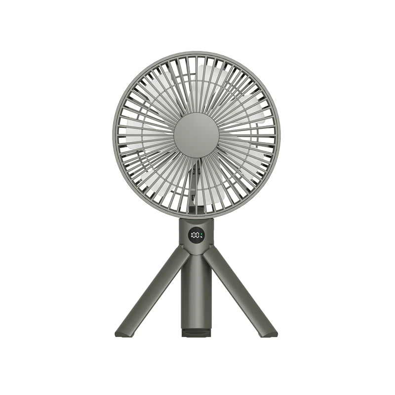 Ventilador portátil verde sobre tripé com luz LED acesa em área de camping
