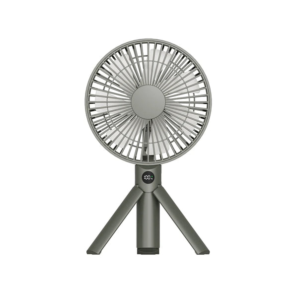 Ventilador portátil verde sobre tripé com luz LED acesa em área de camping