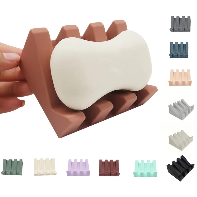 Porta sabão de silicone branco com dreno inclinado na beira da pia