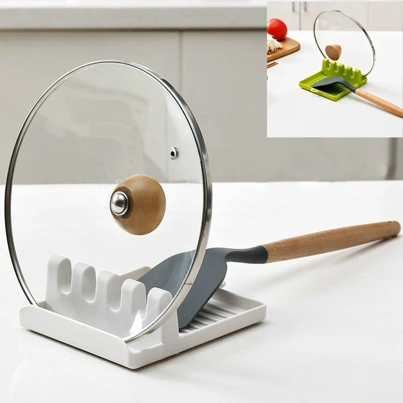 Porta colher de cozinha cinza com uma colher de pau apoiada na bancada