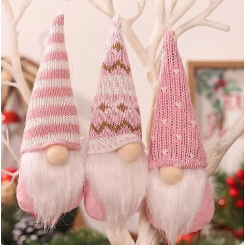Trio de enfeites de natal de pelúcia em formato de duende pendurados na árvore