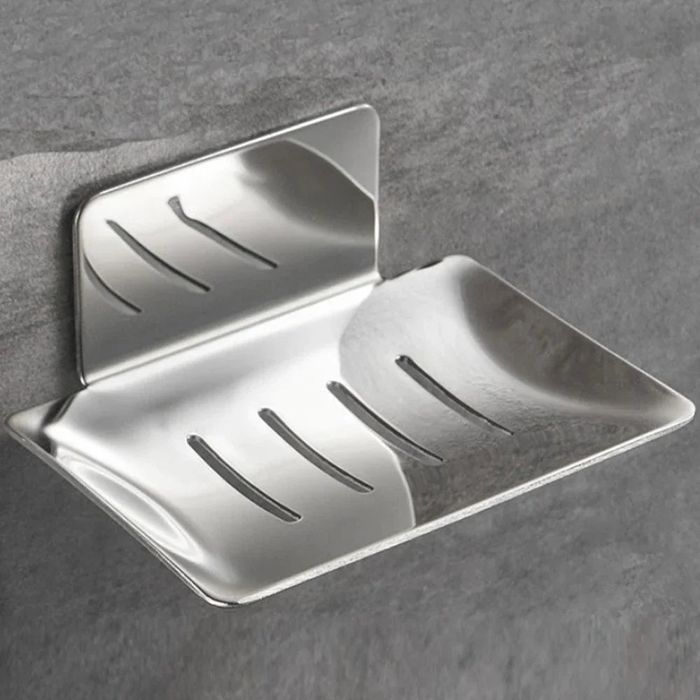 Saboneteira de parede em aço inox prateado com bandeja vazada, fixada no azulejo do box