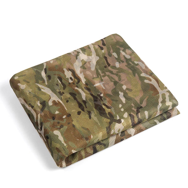Rede camuflada esticada na cerca do jardim