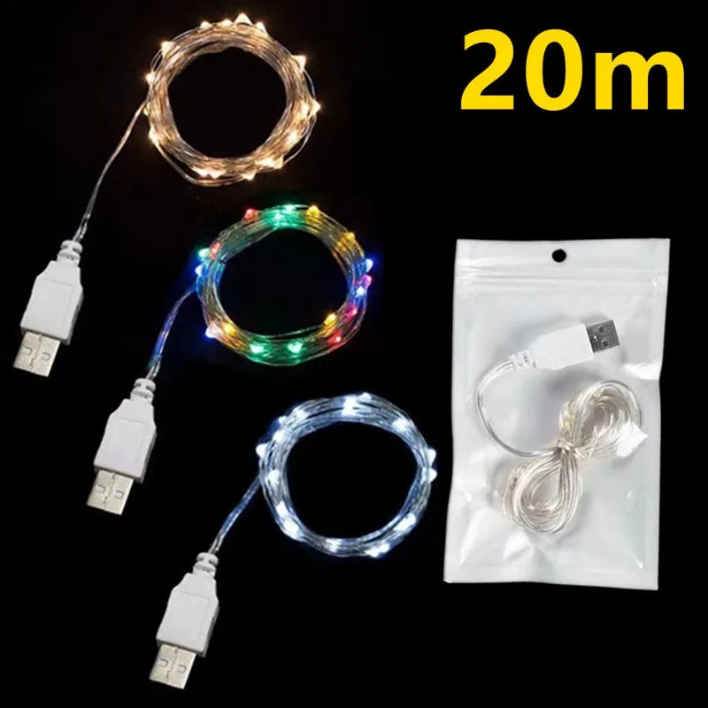 Cordão de luz de Natal com fio de cobre prateado aceso ao longo de uma prateleira