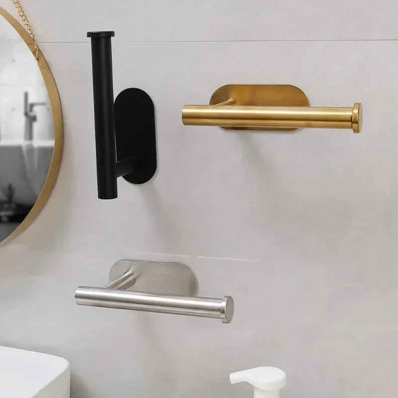 Porta papel higiênico dourado autoadesivo fixado na parede com rolo de papel