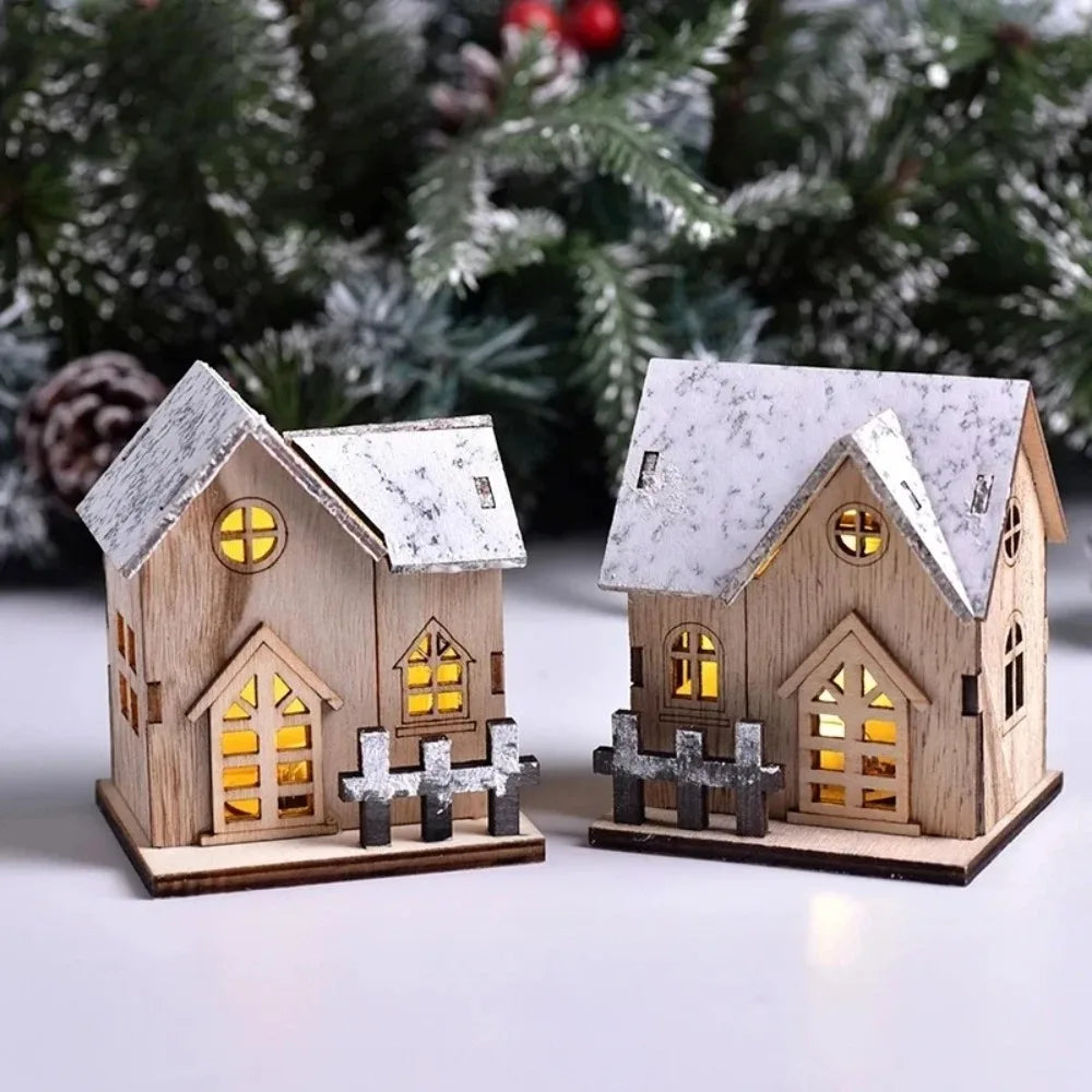 Casinha de natal de madeira acesa com luz de LED sobre uma mesa decorada